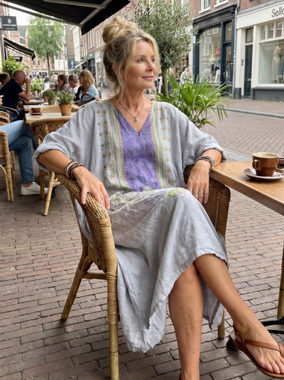 Raina | Vestido Midi Oversize con Empalme Contrastante Bordado y Bolsillos